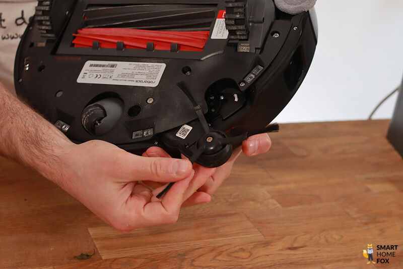 Die FlexiArm Seitenbürste des Roborock S8 MaxV Ultra ist in der Nahaufnahme zu sehen.